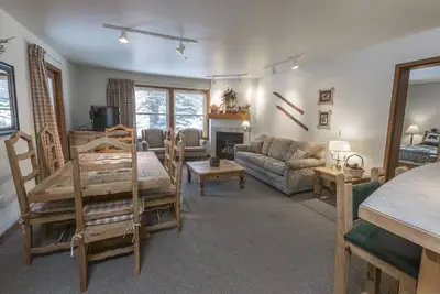 Image de Condo de luxe avec une chambre et une salle de bain.