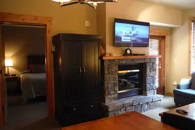 Image de Condo de luxe 2 chambres à coucher et 2 salles de bain Morning Eagle - Ski In / Ski Out