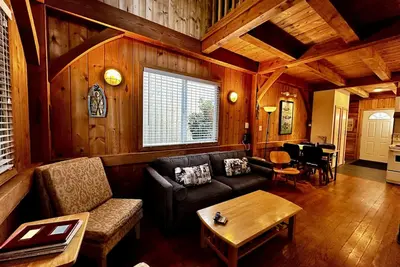 Image de Offrant une véritable expérience de la côte ouest dans ce chalet au bord de l'eau! 5 personnes