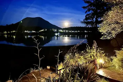 Image de Chambre avec vue! Oceanfront, parfait pour les couples! Excellent emplacement pour observer la faune! 2 personnes