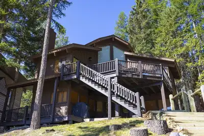 Image de Partie basse confortable à flanc de montagne sur une maison en duplex.