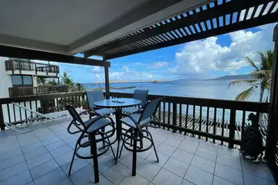 Image de Sapphire Breeze-Corner Villa en front de mer à deux étages!