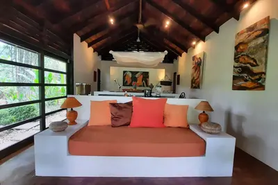 Image de Salon ouvert élégant, salle de bains de jardin, refuge pour les jeunes mariés et les amoureux de la nature