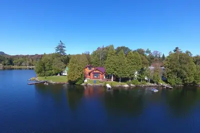 Image de Loon Lodge, une cabine de 2 chambres au bord de l'eau sur Newark Pond à Newark, Vermont, Nek