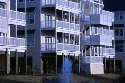 Image de Magnifique condo 4 Br Oib avec piscine en bord de mer! Semaine d'août toujours disponible!