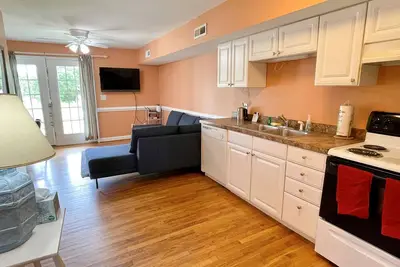 Image de Évadez-vous à 10 au Lighthouse Villas: Condo à une chambre situé dans le village d’Ocracoke.