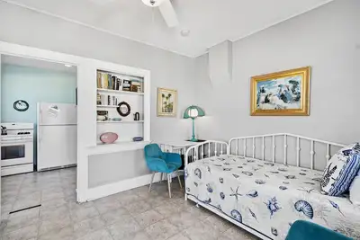 Image de Triplex victorien confortable, 2 blocs de la plage, Wifi