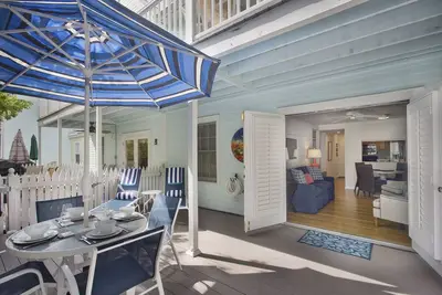 Image de ~ Mer Le Jour ~ Cute Condo w / Pool & Parking privé! Marchez jusqu'à la plage de Fort Zach!