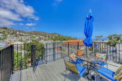 Image de Maison spacieuse sur 2 étages, terrasse extérieure, 2 blocs de la plage et des boutiques, Wifi