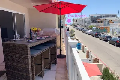 Image de Vue sur l'océan à 30 secondes de la plage! Garage Parking / 4 vélos / machine à laver / WiFi Gem!