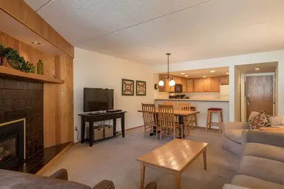 Image de Grand condo \"ski-in / ski-out\", bain à remous communautaire, wifi gratuit et parking.