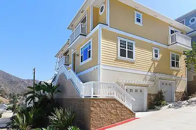 Image de Maison de ville contemporaine + Promenade rapide à la plage + Vues sur l'océan et cuisine mise à jour