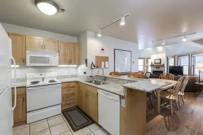 Image de Condo de luxe avec 3 chambres et 3 salles de bain.