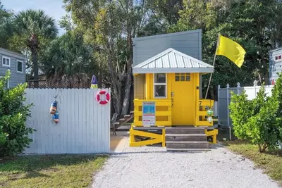 Image de Stand de sauveteur jaune - petite maison avec WiFi gratuit