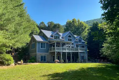 Image de Pine Hollow - une maison à ossature bois de luxe avec Asheville w \/ Hot Tub mariages, plus - génial!