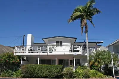 Image de Maison avec terrasse, voiturette de golf, 1 bloc de la plage, Animaux acceptés, Wifi.