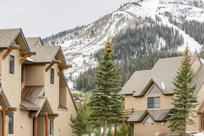Image de Ski-in, ski-out maison accueillante avec un bain à remous privé et des vues spectaculaires depuis les ponts à plusieurs niveaux