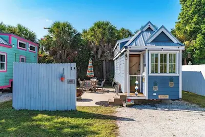 Image de Eleanor Tiny House lumineux et beau près de la plage avec WiFi gratuit
