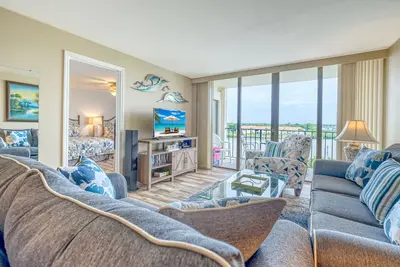 Image de Direct Unité Intracoastal, plage privée accès, piscine chauffée, bain à remous!