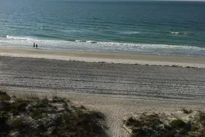 Image de Récemment rénové / janvier 2019. Condo de plage massif, moderne et propre.