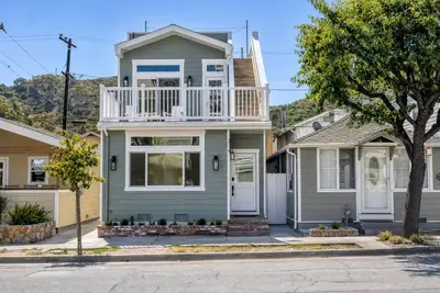 Image de Cottage mignon, duplex au plan d'étage ouvert, 2 pâtés de maisons de la plage et des magasins, Wifi