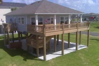 Image de Shore Haven - 2 chambres, 2 salles de bain, 10 couchages - Front de mer!