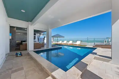 Image de Bord de l'eau: Luxury Beach Villa, près de City Pier et Pine Ave<br>Kayaks et vélos gratuits.