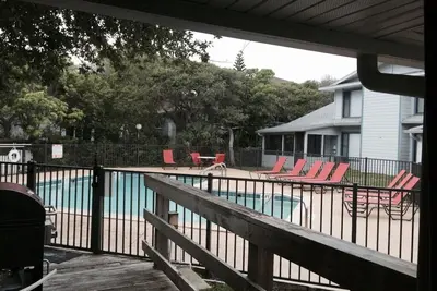 Image de Détendez-vous près de la piscine communautaire et marchez jusqu'à la plage
