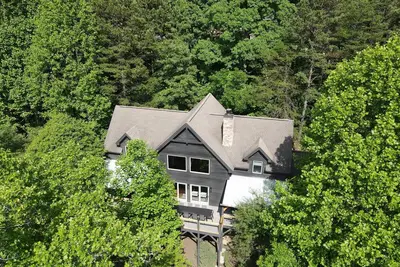 Image de Montagne Haven - un luxe Asheville ossature bois Cabin W \/ spa! Salle de jeux