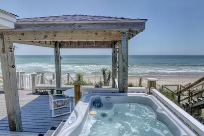 Image de \"Mo & Anita\" Oceanfront Hot Tub! 5 chambres / 4. 5 salles de bains acceptant les animaux de compagnie Ă Surf City, Nc