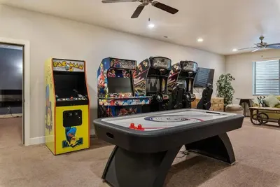 Image de Awesome Arcade House - Salle de jeux! / Jacuzzi / Salle de théâtre / 28 personnes / 5 chambres à coucher