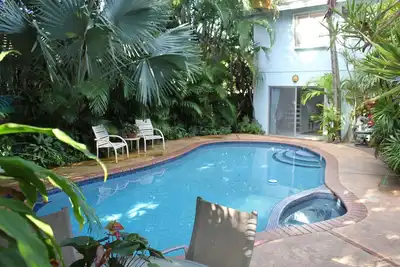 Image de Moins de 1 min Ă pied de Kailua Beach, piscine, jacuzzi, A / C, Nuc # 90 / Bb -0013