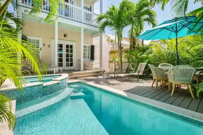 Image de ~ La Maison Rose ~ Piscine privée et parking! Promenade aux restaurants, bars, plage!