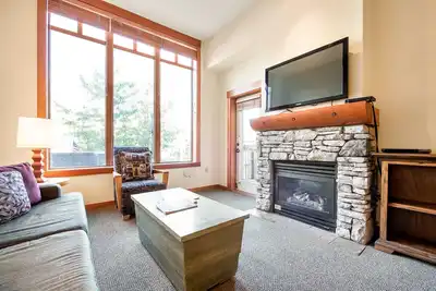 Image de Invitant condo de 2 chambres au coeur de Mammoth Village, à quelques pas de la télécabine - dort 6 invités
