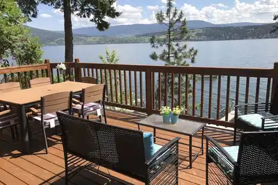 Cottage familial au bord du lac sur le lac Okanagan avec espace extérieur et bouée privée