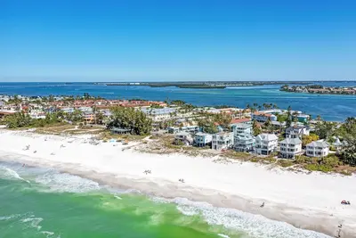 Image de L'Anna Maria Island Beach Palms 5b-Entouré d'eau-One Minute Walk To The Beach-Piscine chauffée
