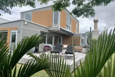 Image de Maison de vacances moderne avec tout.