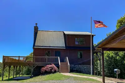 Image de Sur La RIVIÈRE - Cabine À 3 Niveaux Avec Vues Sur La Montagne Et La RIVIÈRE, WiFi Et Baignoire Jacuzzi!