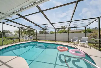 Image de Détendez-vous à Sandy Plage privée Aqua Pool House avec Vélos et Kayaks gratuit pour deux!