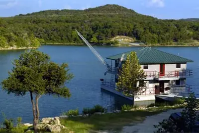 Image de The Famous FloatHouse