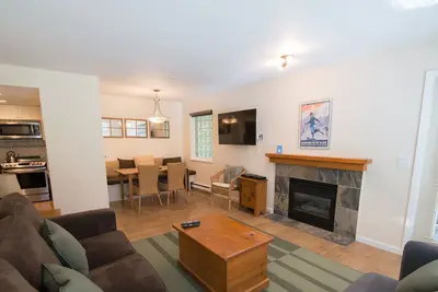 Image de Stoney Creek Northstar 74 - condo d'une chambre avec piscine et accès bain à remous
