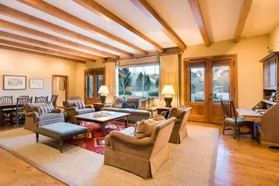 Image de Historique Harriman Cottage situé sur le lac Sun Valley avec une vue imprenable sur Bald Mountain