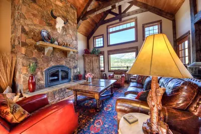 Image de Maison de luxe à proximité de Big Sky Resort avec vue imprenable sur la montagne, bain �� remous et terrasse privée