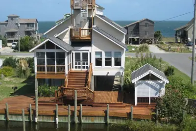 Image de Art-Sea: beauté architecturale, bain à remous, ponton privé.