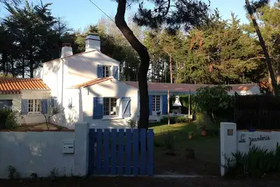 Image de Superbe maison plage à 300m jardin fleuri  clos en bout d’impasse et pinède