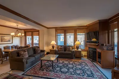 Image de Luxueux condo à côté des ascenseurs, 2 chambres à coucher principales, wifi gratuit et stationnement.