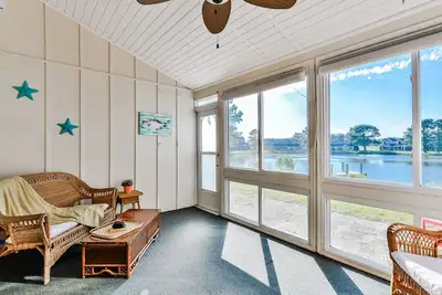 Image de Maison sereine au bord de l'eau à Fenwick Island - Étapes pour la piscine. Minutes à la plage.