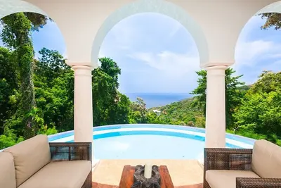 Image de Hilltop Home spectaculaire w \/ plage privée, montagne et vue sur la mer.