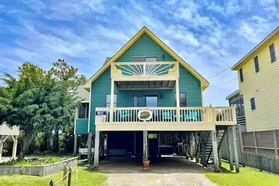 Image de Cette maison a une belle vue des marais et est joliment décoré avec un mobilier confortable.