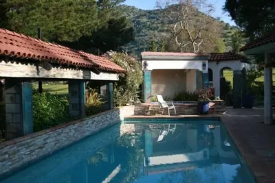 Image de Maison de style complexe de trois chambres \/ trois salles de bain avec piscine d'eau salée et spa